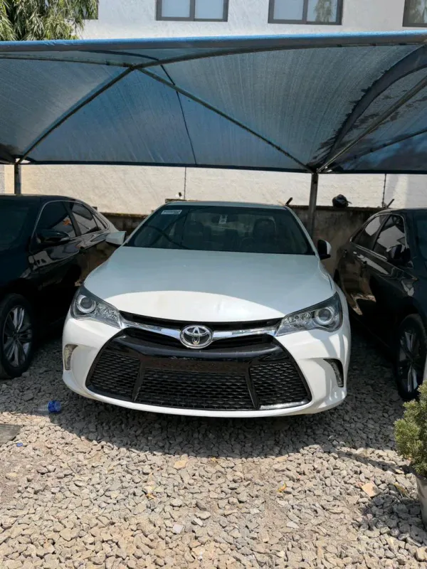 Thumbnail 2 of 2017 Toyota Camry SE