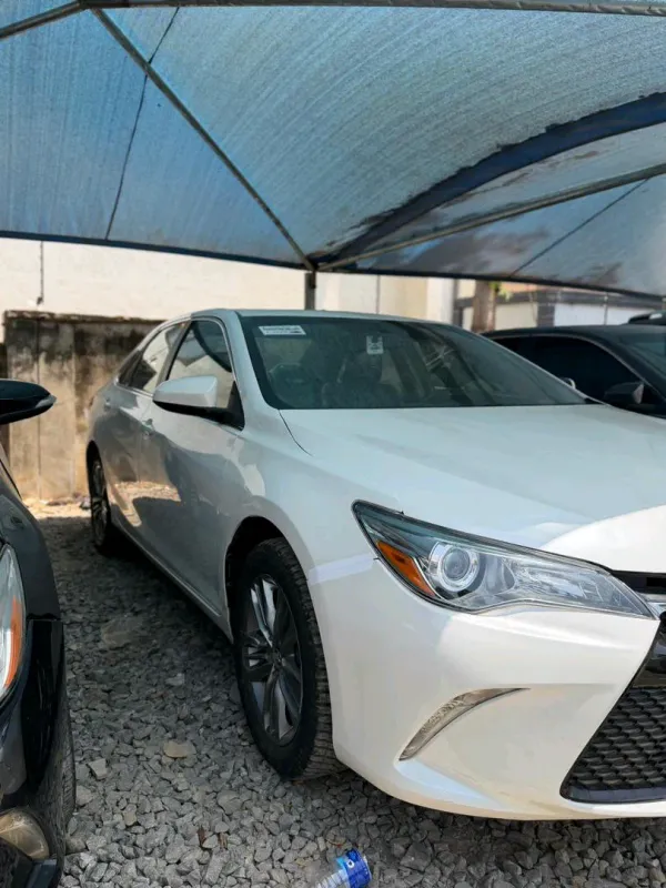 Thumbnail 3 of 2017 Toyota Camry SE