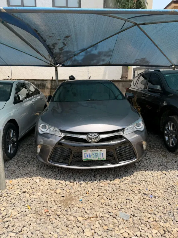 Thumbnail 2 of 2015 Toyota Camry SE