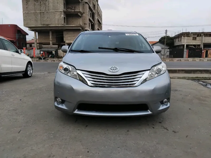 Main image of 2011 Toyota Sienna
