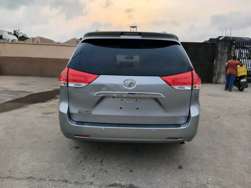 Thumbnail 2 of 2011 Toyota Sienna