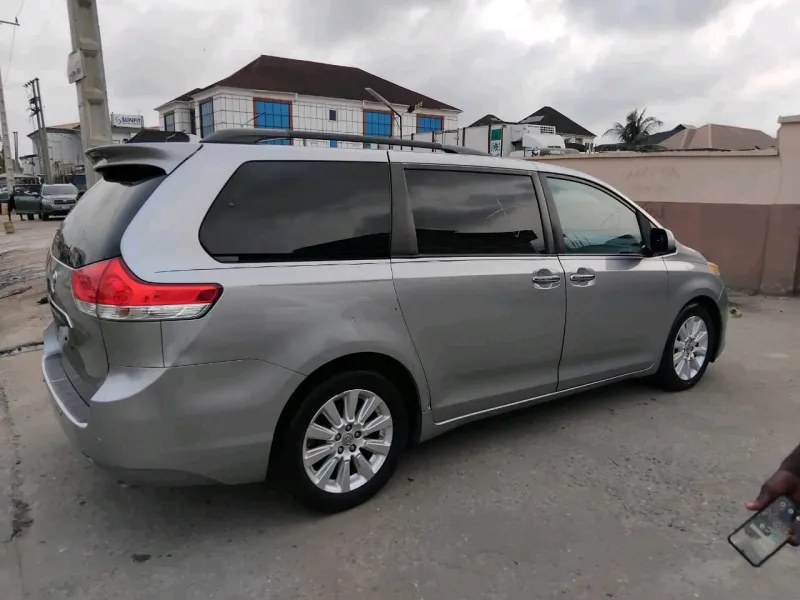 Thumbnail 3 of 2011 Toyota Sienna