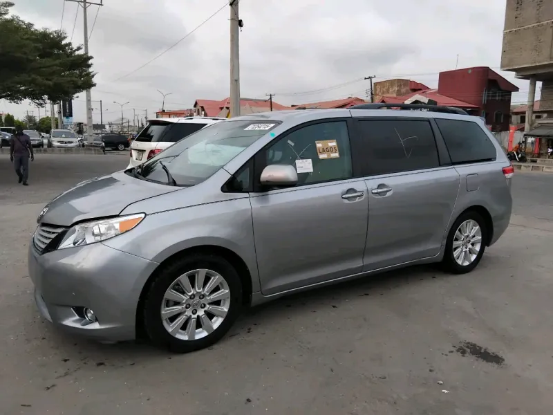 Thumbnail 4 of 2011 Toyota Sienna