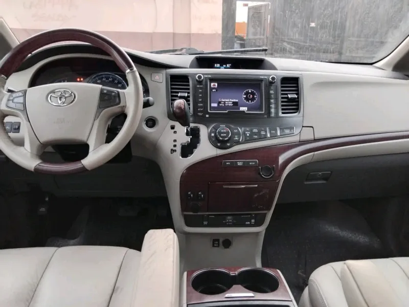 Thumbnail 5 of 2011 Toyota Sienna