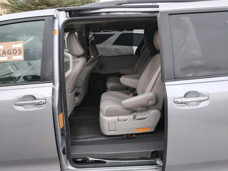 Thumbnail 7 of 2011 Toyota Sienna