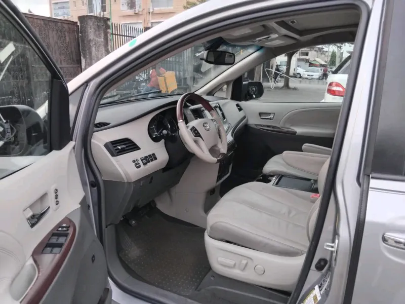 Thumbnail 10 of 2011 Toyota Sienna