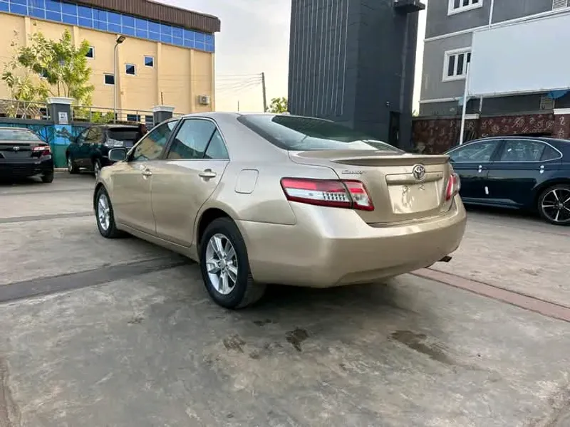 Thumbnail 4 of 2010 Toyota Camry Le