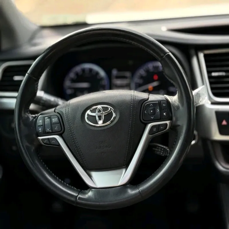 Thumbnail 2 of 2017 Toyota Highlander