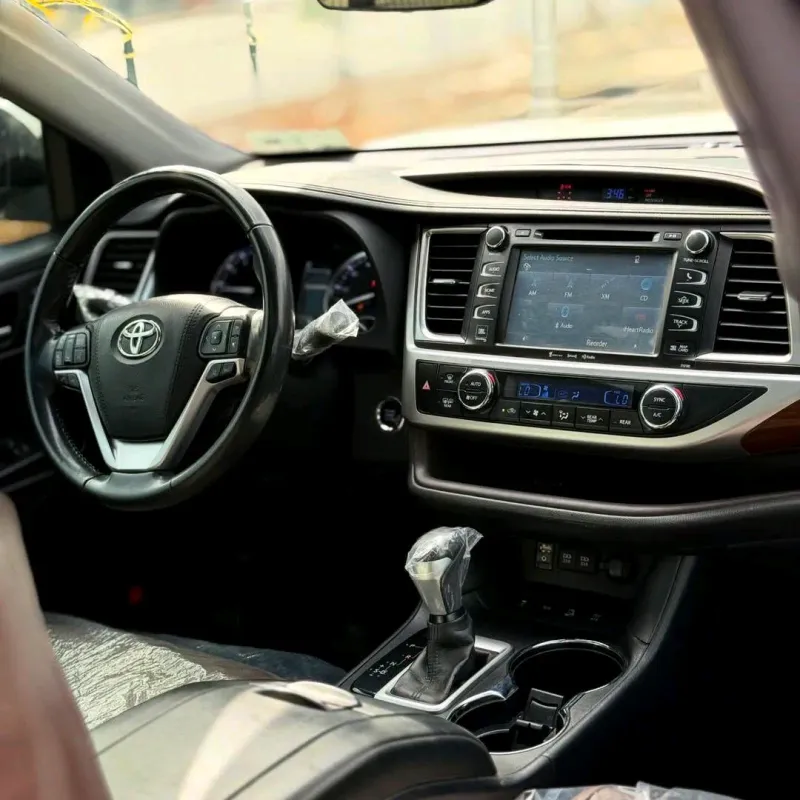 Thumbnail 3 of 2017 Toyota Highlander