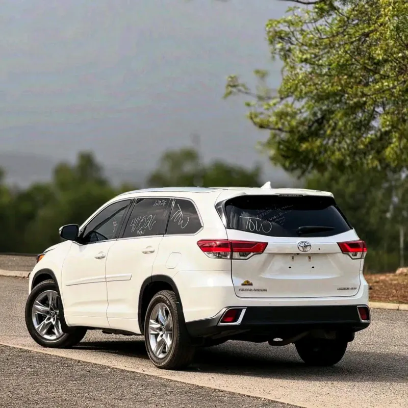 Thumbnail 6 of 2017 Toyota Highlander