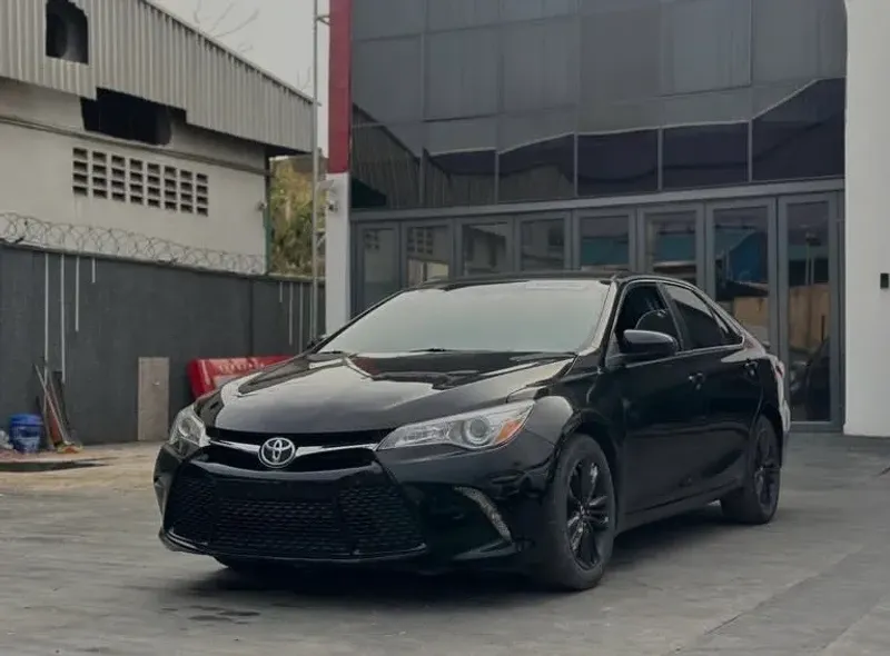 Thumbnail 2 of 2015 Toyota Camry se