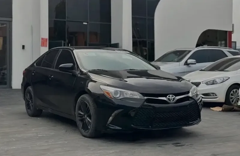 Thumbnail 3 of 2015 Toyota Camry se