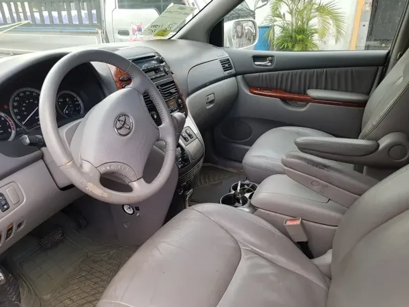 Thumbnail 2 of 2004 Toyota Sienna XLE