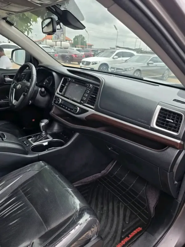 Thumbnail 7 of 2016 Toyota Highlander limited edition