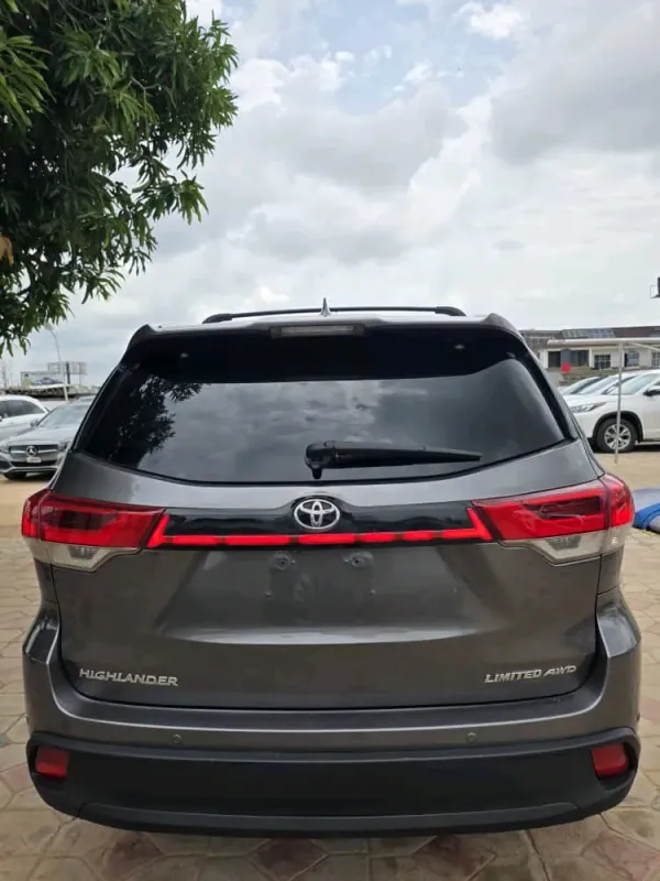 Thumbnail 6 of 2016 Toyota Highlander limited edition