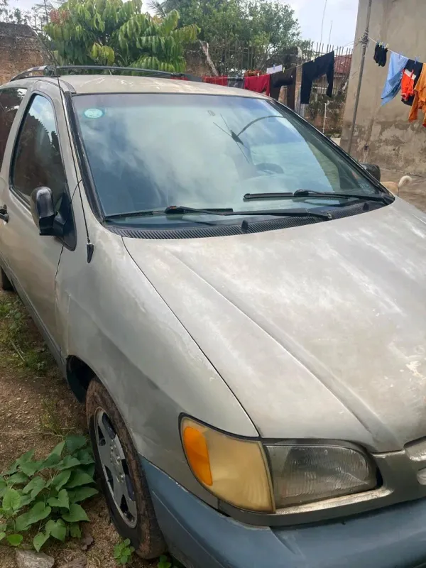 Thumbnail 2 of 1999 Toyota Sienna LE