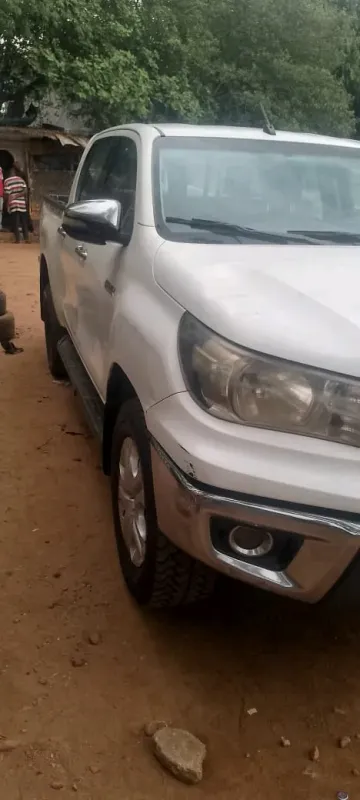 Thumbnail 5 of 2016 Toyota Hilux