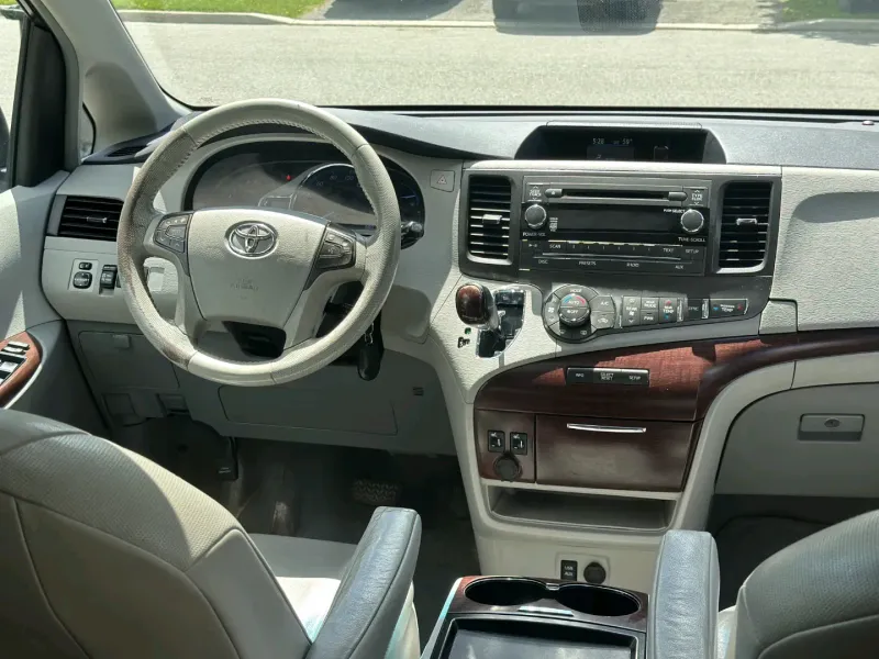 Thumbnail 4 of 2011 TOYOTA Sienna XLE , AWD