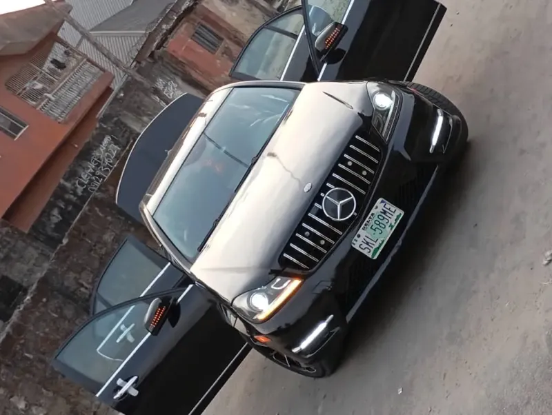 Thumbnail 3 of 2009 MERCEDES-BENZ C-Class SE