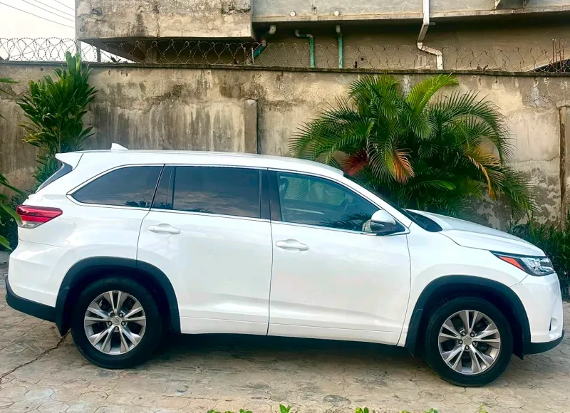 Thumbnail 4 of 2015 Toyota Highlander LE