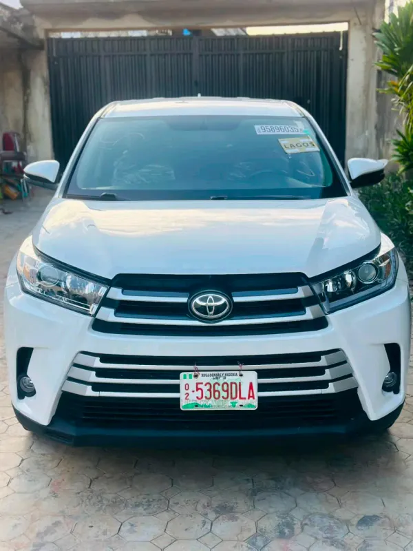 Thumbnail 6 of 2015 Toyota Highlander LE