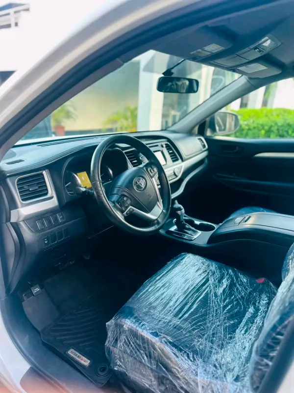 Thumbnail 3 of 2015 Toyota Highlander LE