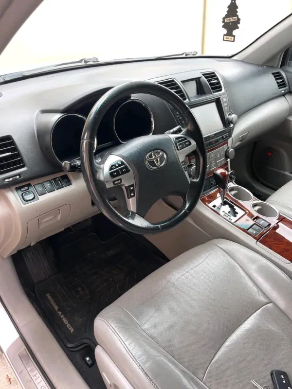 Thumbnail 4 of 2012 Toyota Highlander