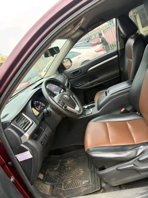 Thumbnail 2 of 2016 Toyota Highlander