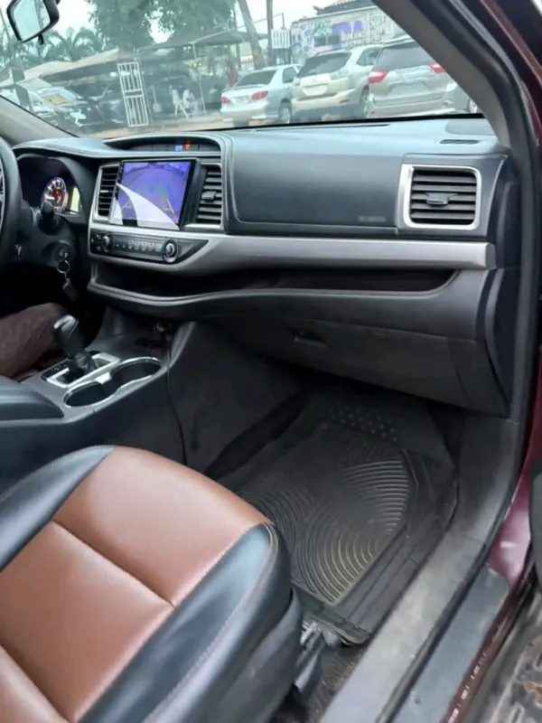 Thumbnail 3 of 2016 Toyota Highlander