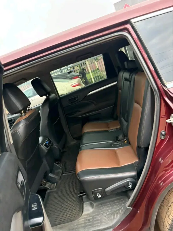 Thumbnail 8 of 2016 Toyota Highlander