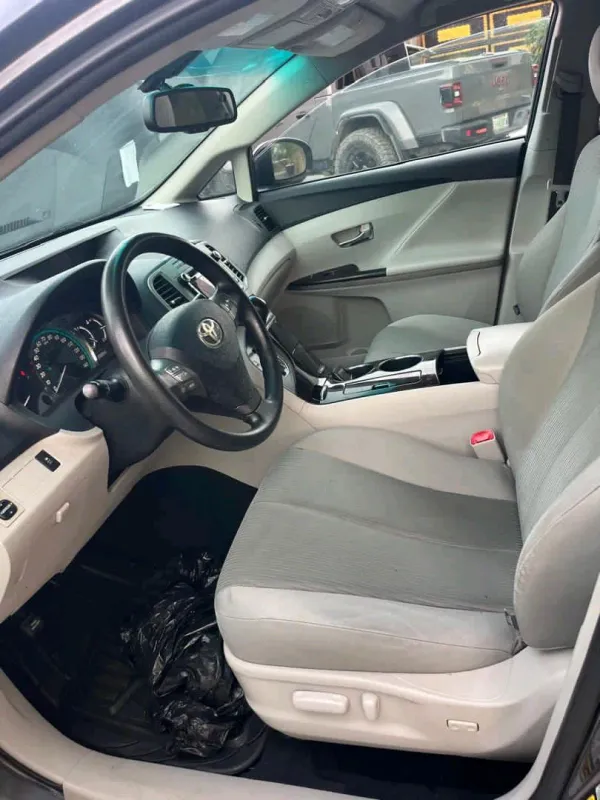 Thumbnail 3 of 2010 TOYOTA Venza