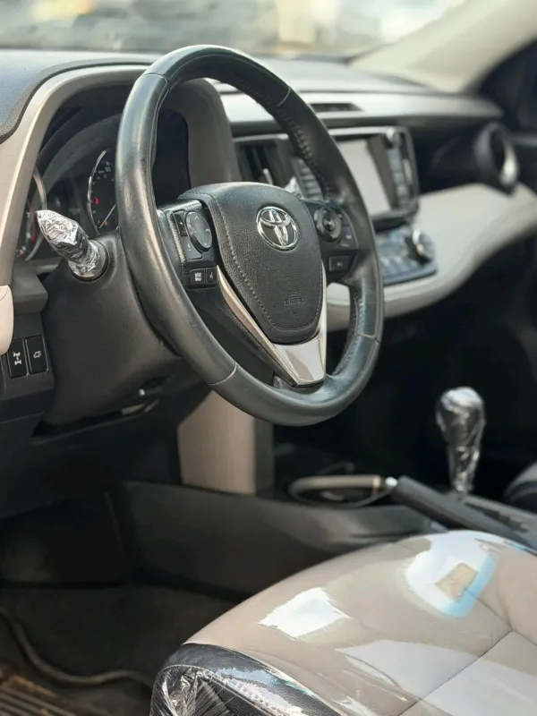 Thumbnail 4 of 2017 Toyota RAV4