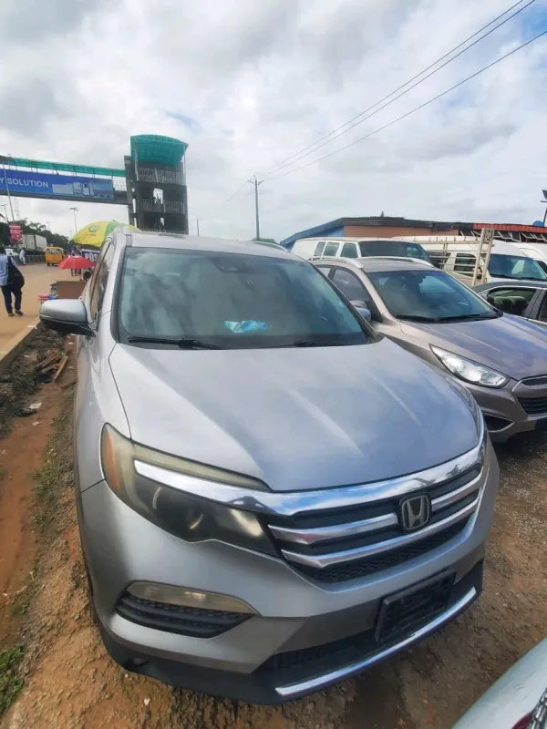 Main image of 2017 Honda Pilot