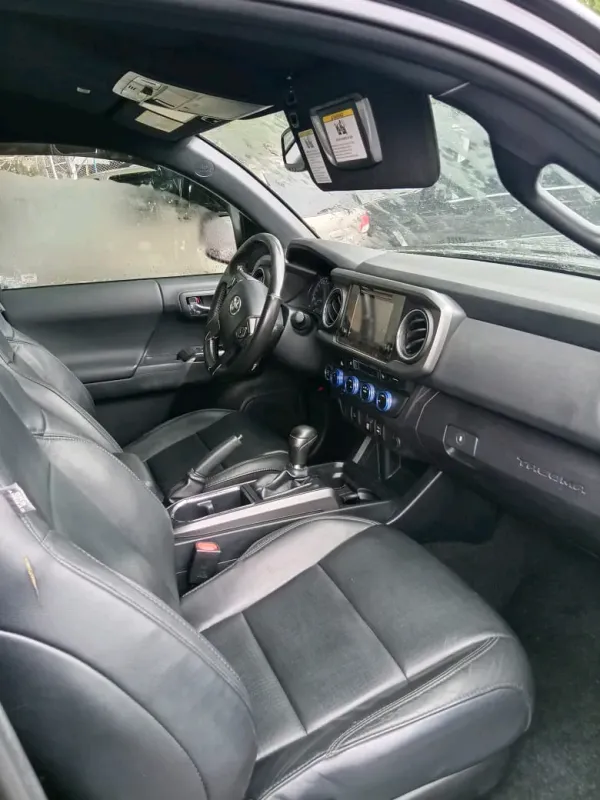 Thumbnail 2 of 2017 Toyota Tacoma xle