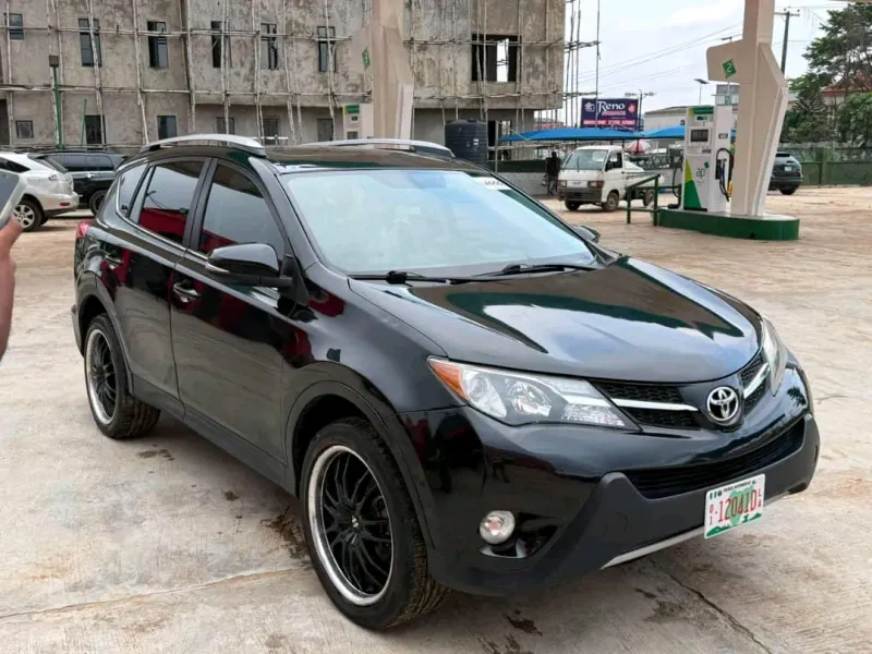 Thumbnail 2 of 2015 TOYOTA RAV4 Xle