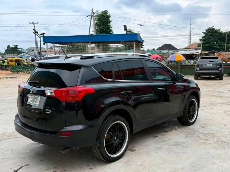 Thumbnail 4 of 2015 TOYOTA RAV4 Xle