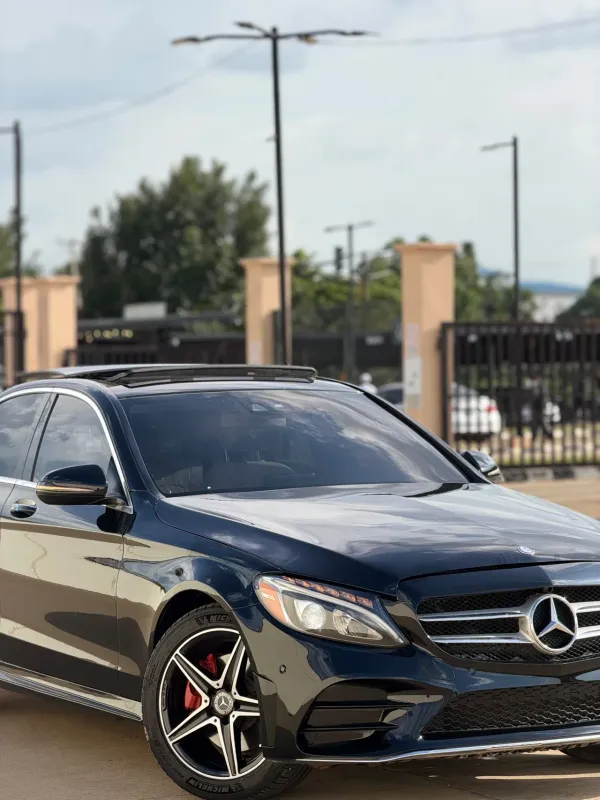 Thumbnail 2 of 2016 Mercedes-Benz C-Class 4matic