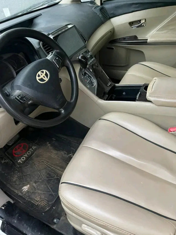Thumbnail 2 of 2010 Toyota Venza